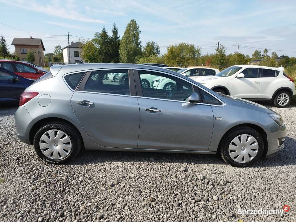Opel Astra j 14 16v klima pdc kamera navi stan nieuszkodzony