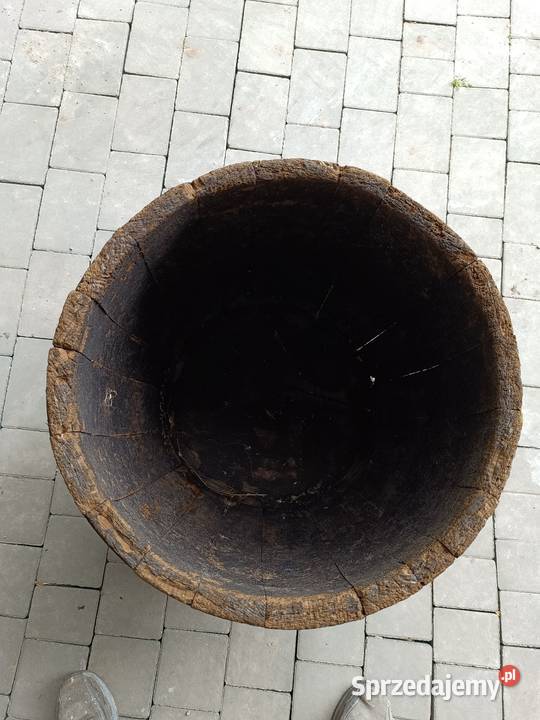 Zabytkowa drewniana beczka kwietnik ozdoba