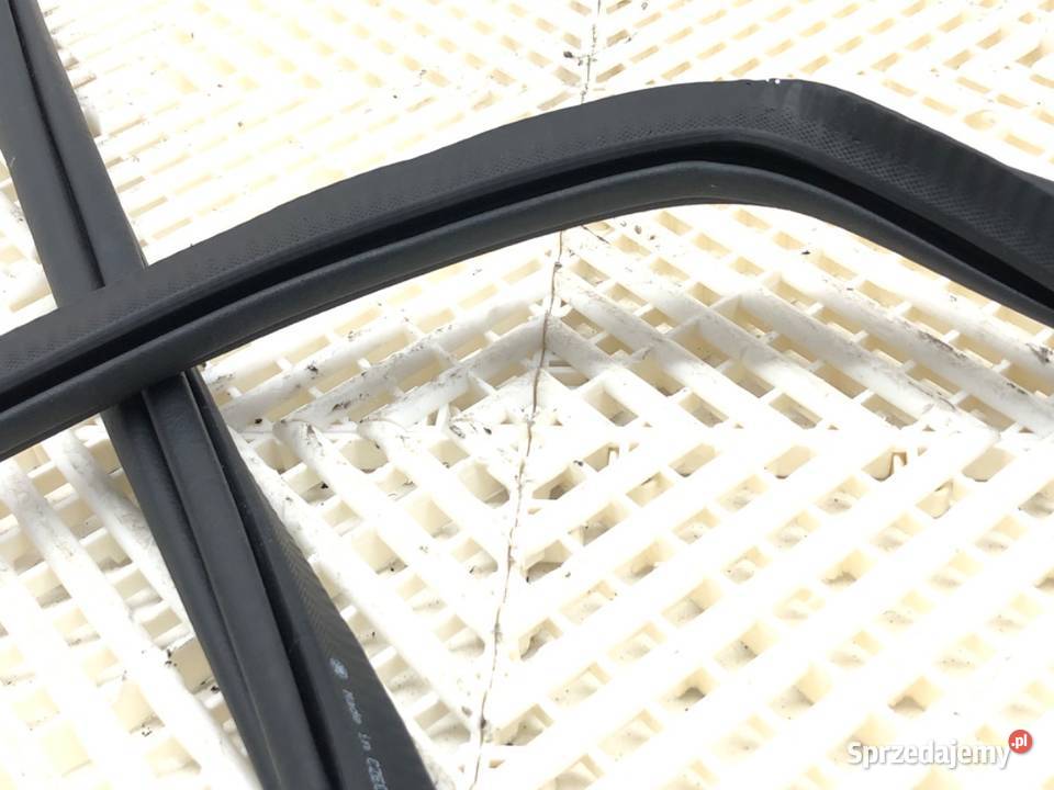 USZCZELKA DRZWI TYŁ PRAWY SKODA SUPERB III Kombi