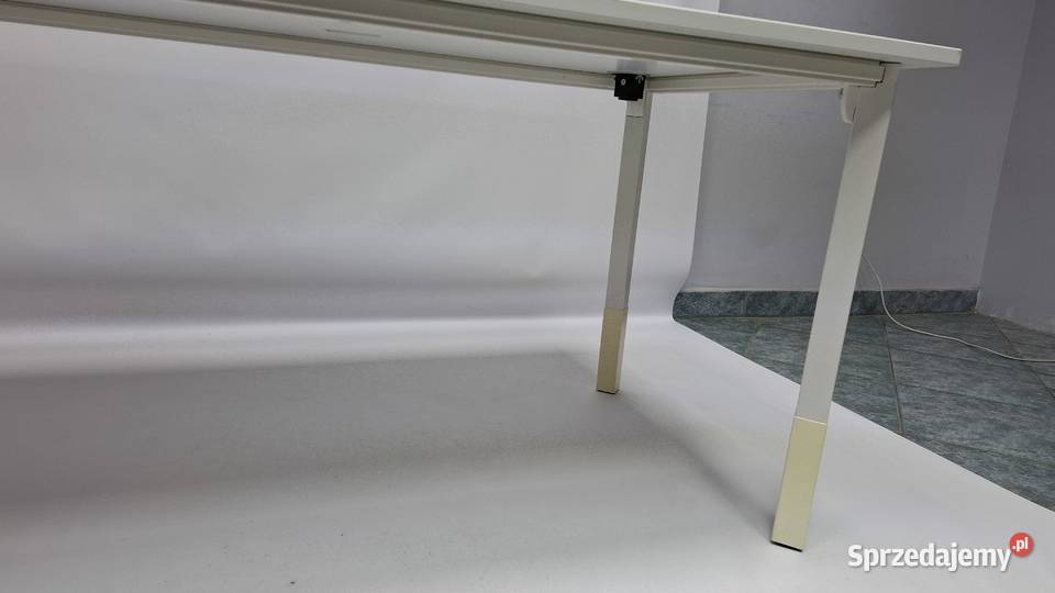 Biurko proste Kinnarps 140x80 białe z gniazdem Poznań