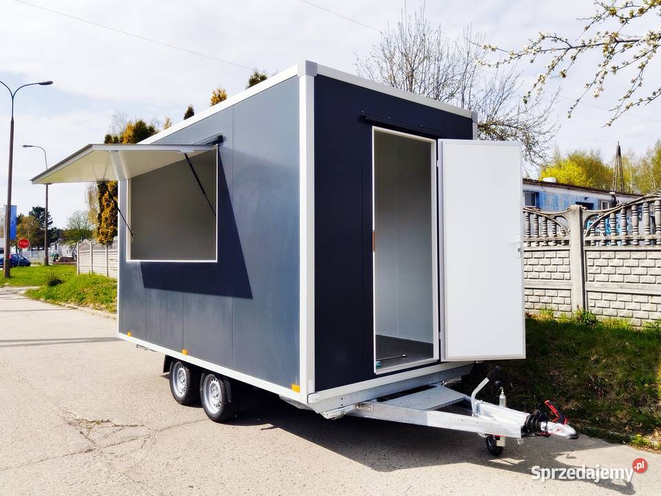 przyczepa handlowa z wyposażeniem