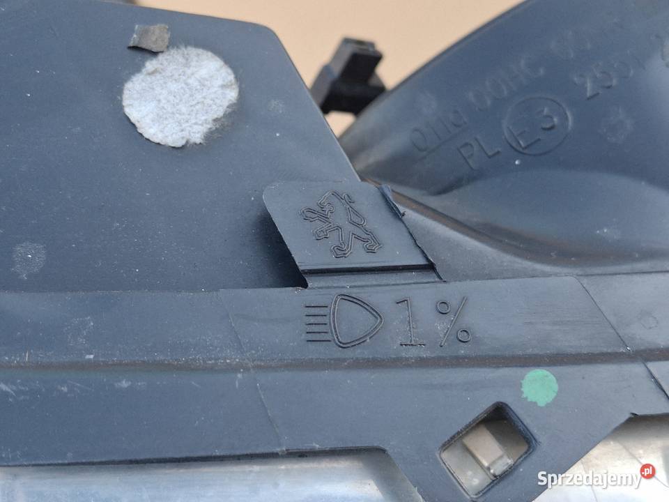 PEUGEOT 308 0711 REFLEKTOR PRAWY LAMPA PRAWA Bieleń