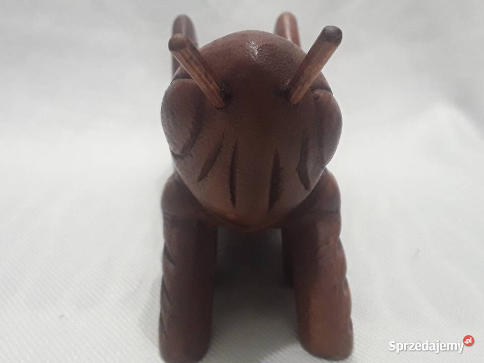 FIGURKA SZARAŃCZA KONIK POLNY DREWNO RZEŻBA