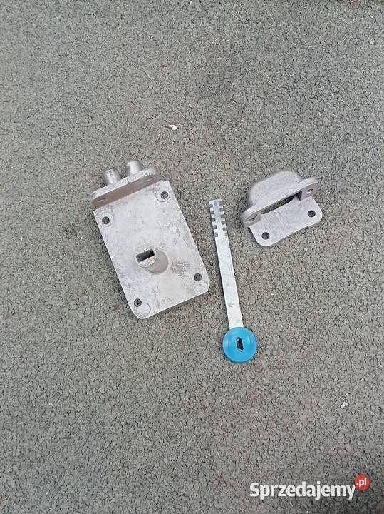 Stary zamek do drzwi bramy garażu Ogrodzieniec