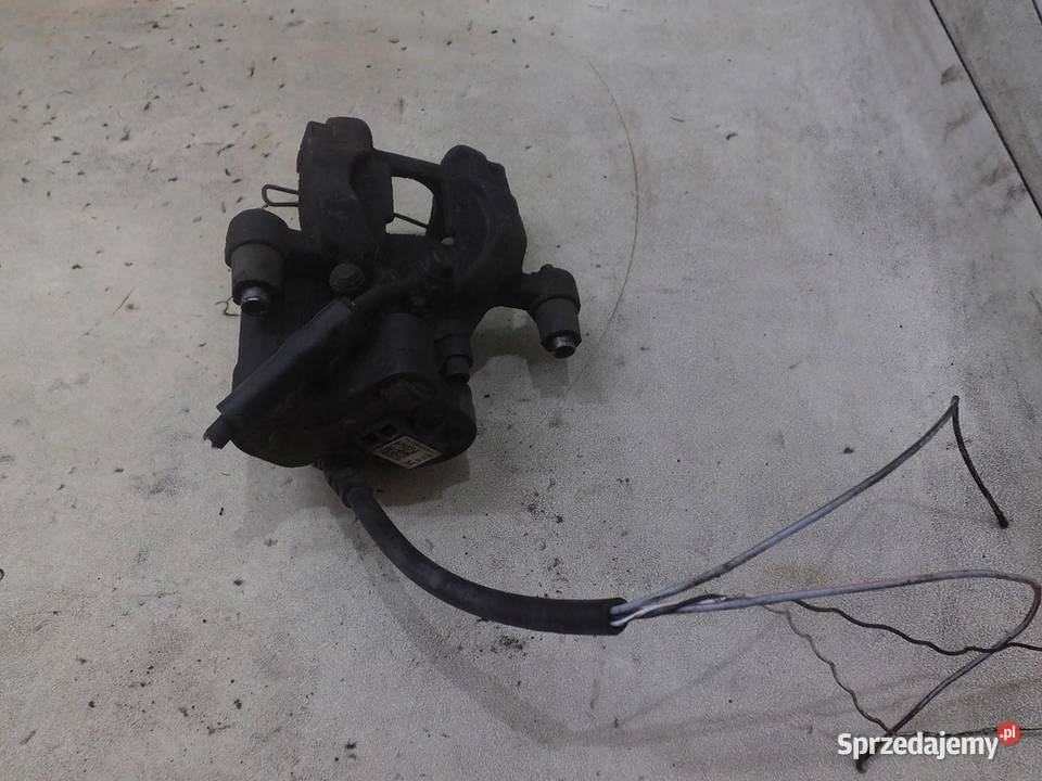 ZACISK HAMULCOWY LEWY TYŁ VW PASSAT B8 3Q0615405