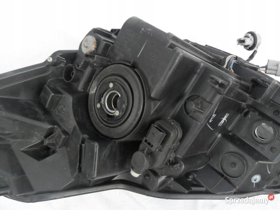 Toyota Yaris III 3 reflektor prawy przedni lampa osobowe wielkopolskie Nowy Tomyśl