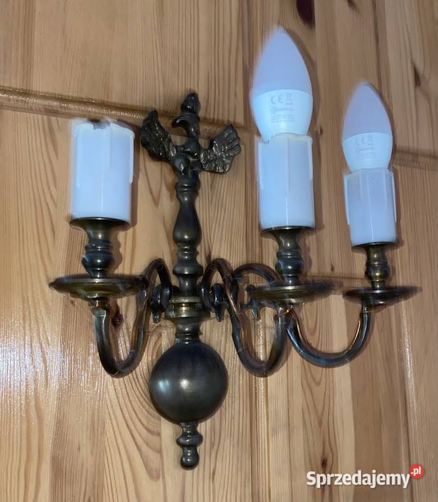 6 żyrandoli mosiężnych i 10 kinkietów