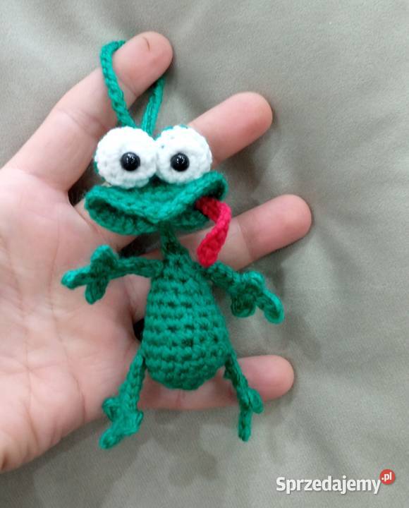 Śmieszna żabka wykonana na szydełku brelok