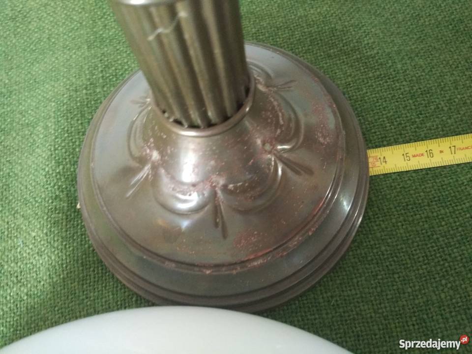 Lampa naftowa z kloszem i kominem