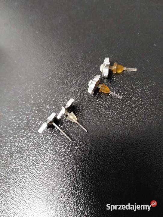Zestaw kolczyków plastikowych z cyrkonami Nagradowice