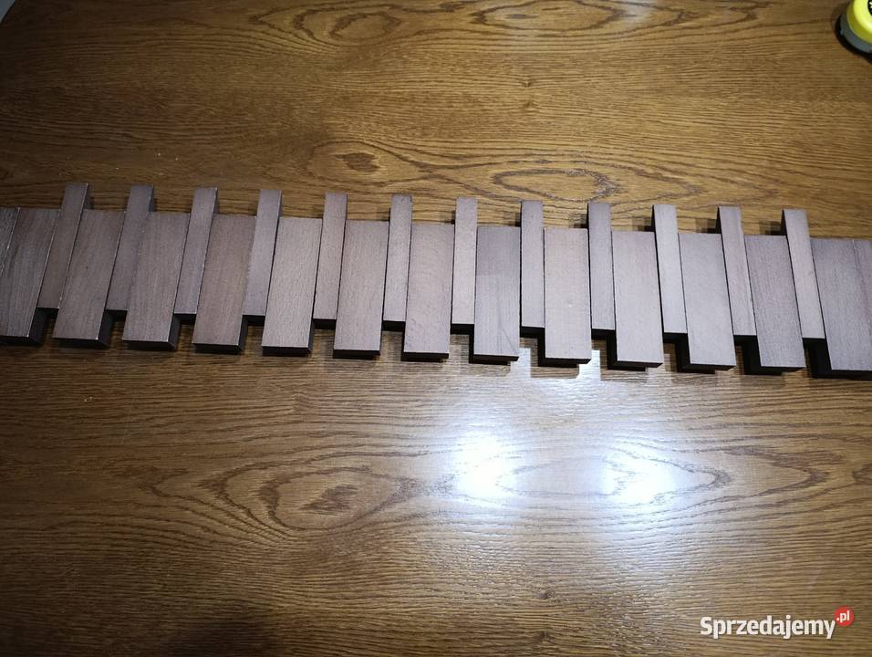 Wieszak na ubrania z chowanymi wieszakami Grabów nad Prosną