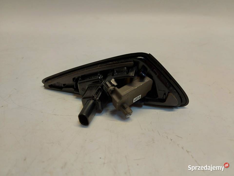 TESLA MODEL Y 2024r KIERUNKOWSKAZ PRAWY PRZÓD dolnośląskie