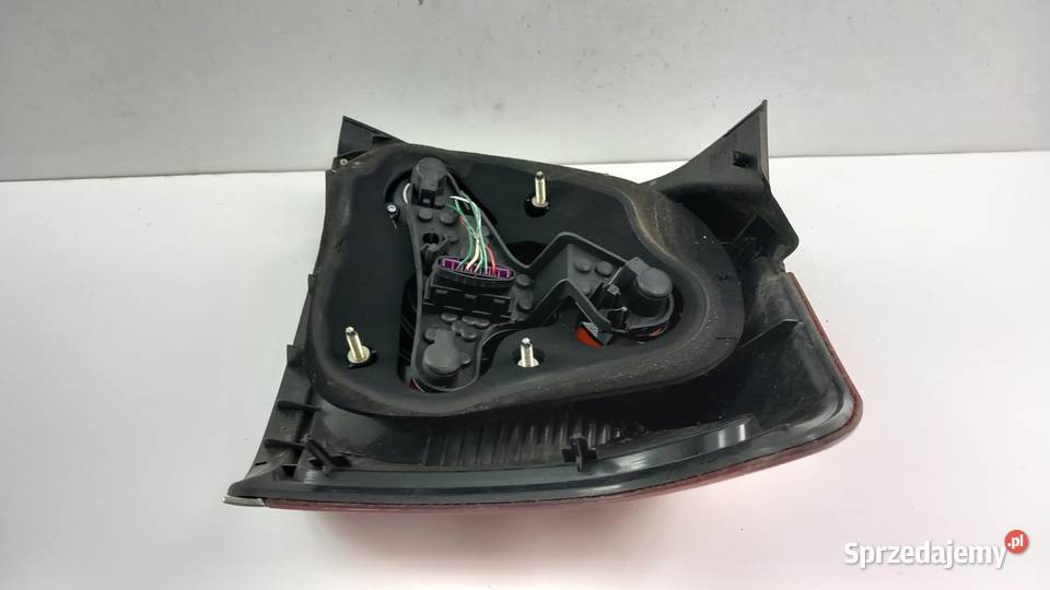 TOYOTA AVENSIS T25 HB LAMPA TYŁ LEWA Światła stop Zbierkowo