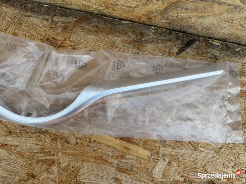 Listwa chrom grilla atrapy Toyota yaris III 3