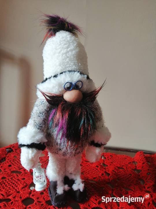 Skrzat świąteczny stojący z migoczącą latarenką śląskie Katowice