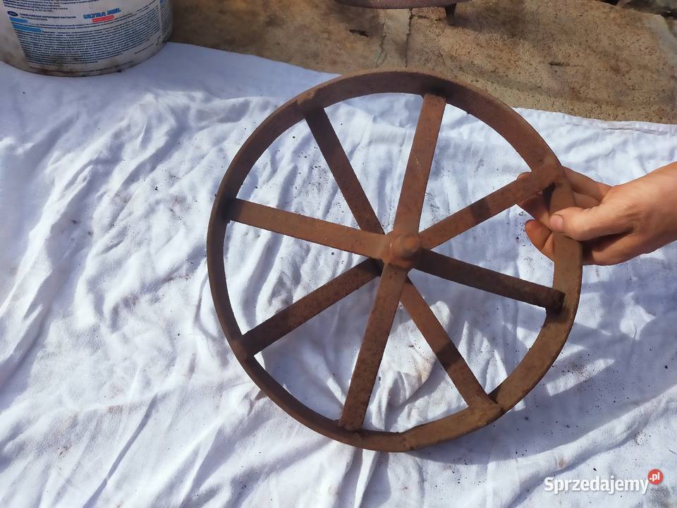 Stare metalowe koło taczki Połczyn-Zdrój
