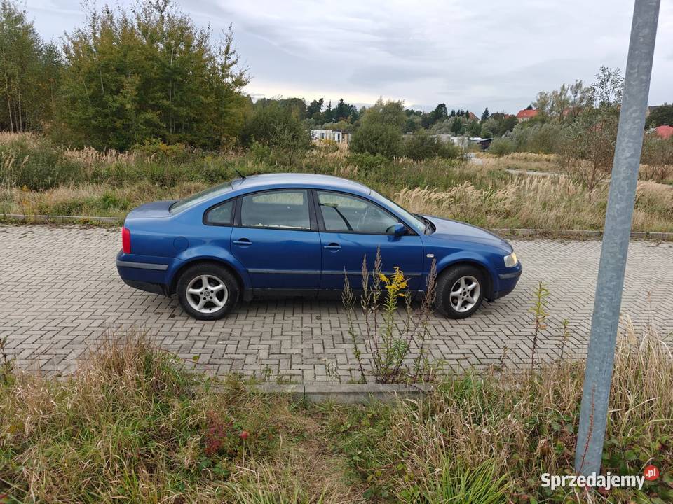 Volkswagen Passat B5 16 1998 r niebieski benzyna