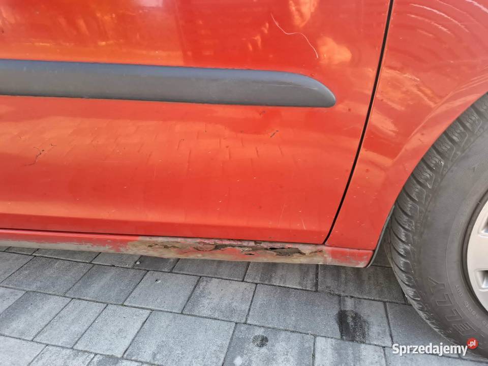 Jeździ skręca hamuje uszkodzony