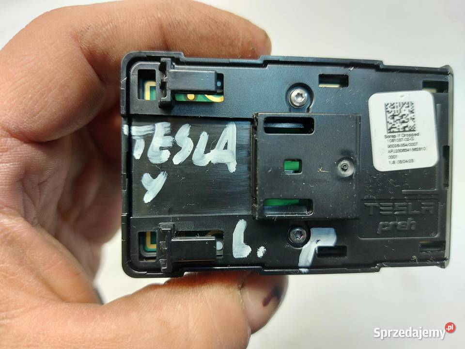 TESLA MODEL Y 2023r Przełącznik szyb przód lewy sprzedam