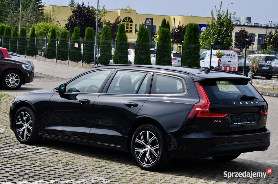 VOLVO V60 20 B3 Essential 2023r FV 23