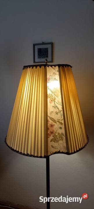 Ładna mosiężna lampa podłogowa z abażurem