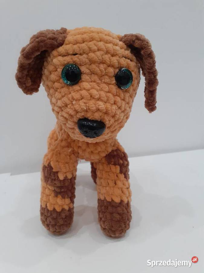Piesek zrobiony z włóczki na szydełku