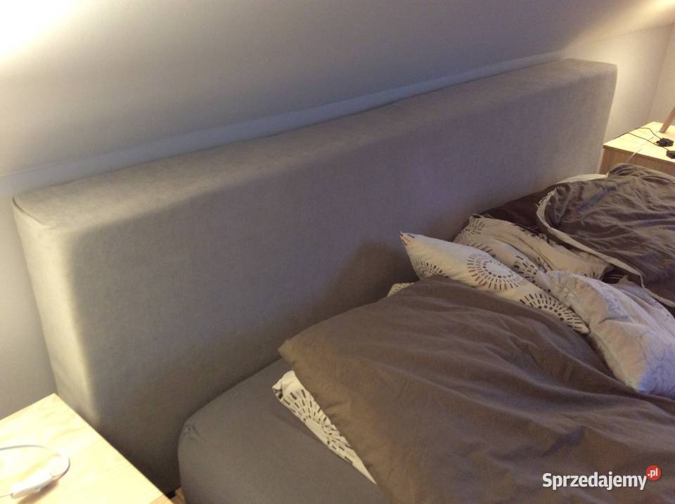 Łóżko z palet tapicerowany zagłówek i siedzisko