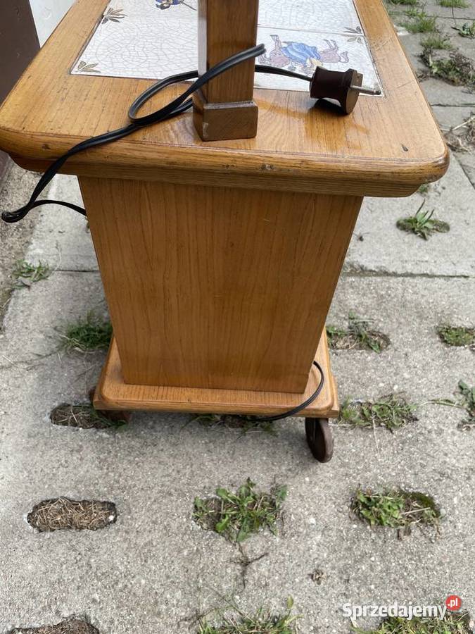 wiekowy stolik z lampą
