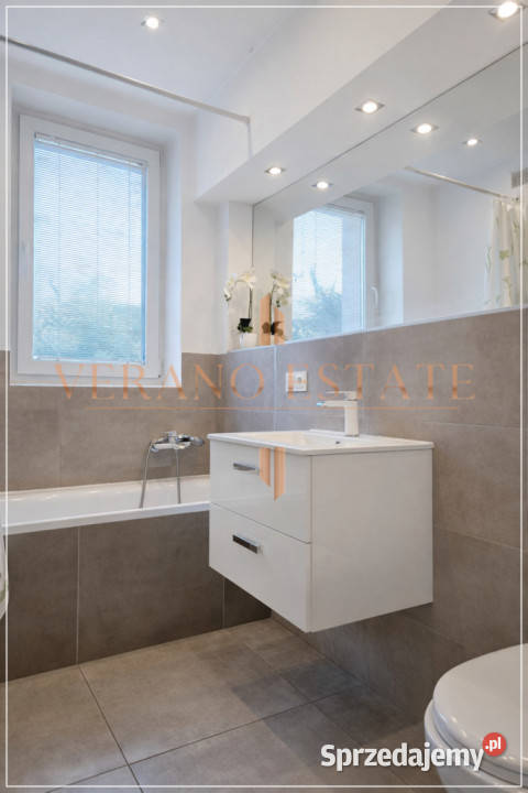 Przestronny dom dwurodzinny z trzema garażami Liczba pokoi 6 sprzedam