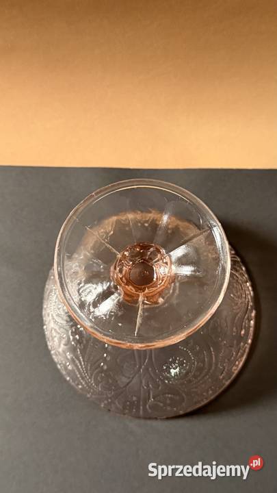 Cukiernicabomboniera szklana w rozowym kolorze Porcelana i szkło