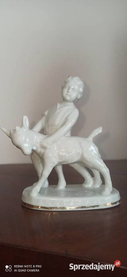 Figurka porcelanowa chłopczyka z kózką