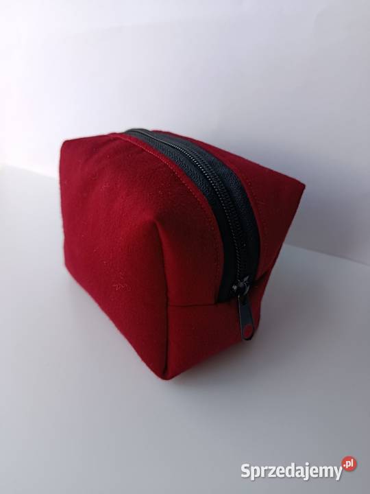 Kosmetyczka czerwona materiałowa w śnieżynki Konin