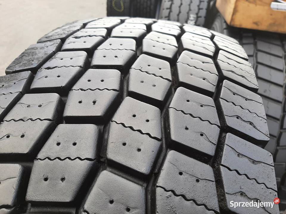 Opona używana ciężarowa 31580R225 MICHELIN 700 Zaścianki