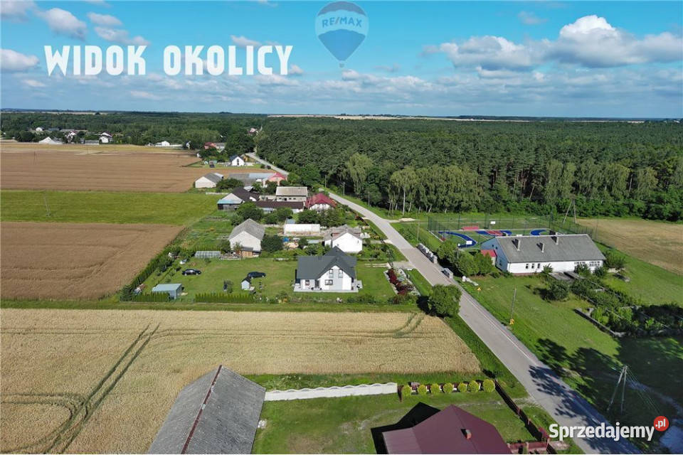 Dom z usługami posiada pompę ciepła fotowoltaikę Rakoszyn