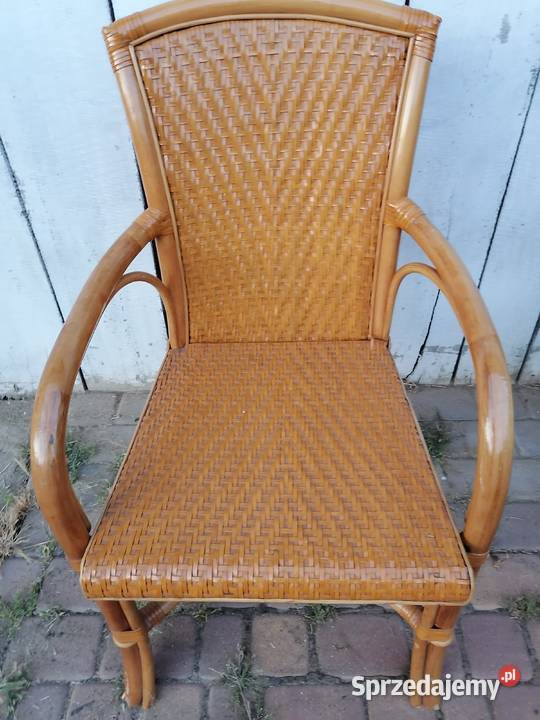 Cztery krzesła z podłokietnikami rattan