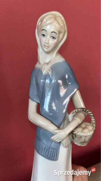 Figurka dziewczyny koszykiem Bez sygnatury Wys pomorskie Gdańsk