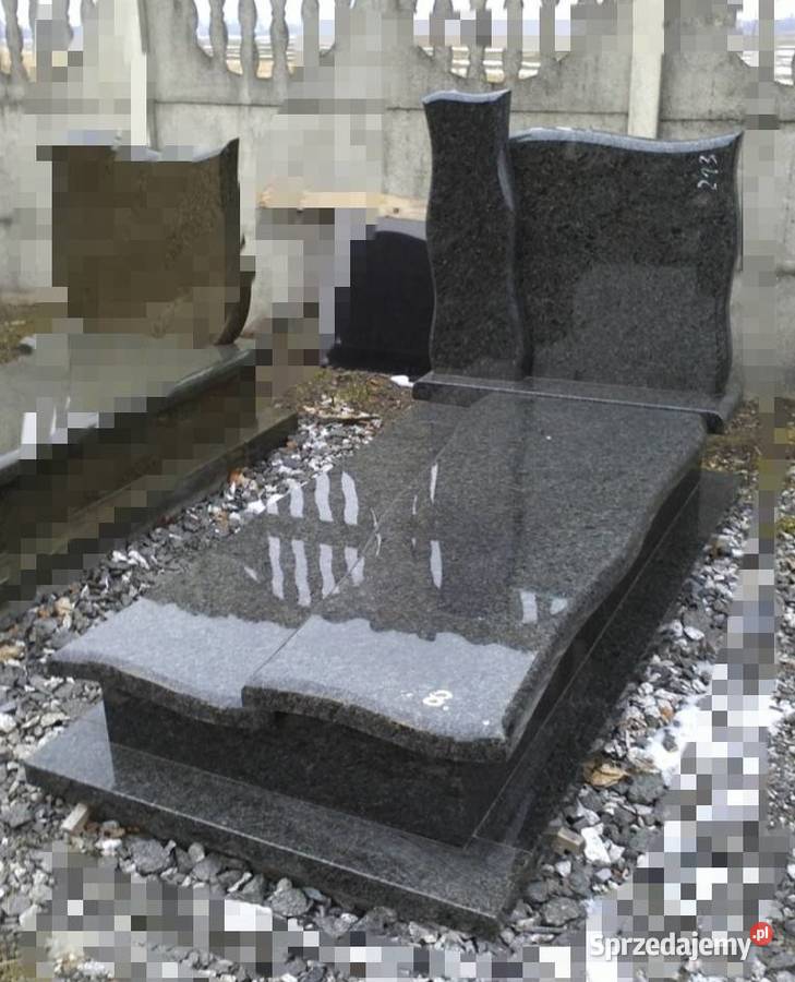 Nagrobki granitowe i Kostka wokół grobu Brynica