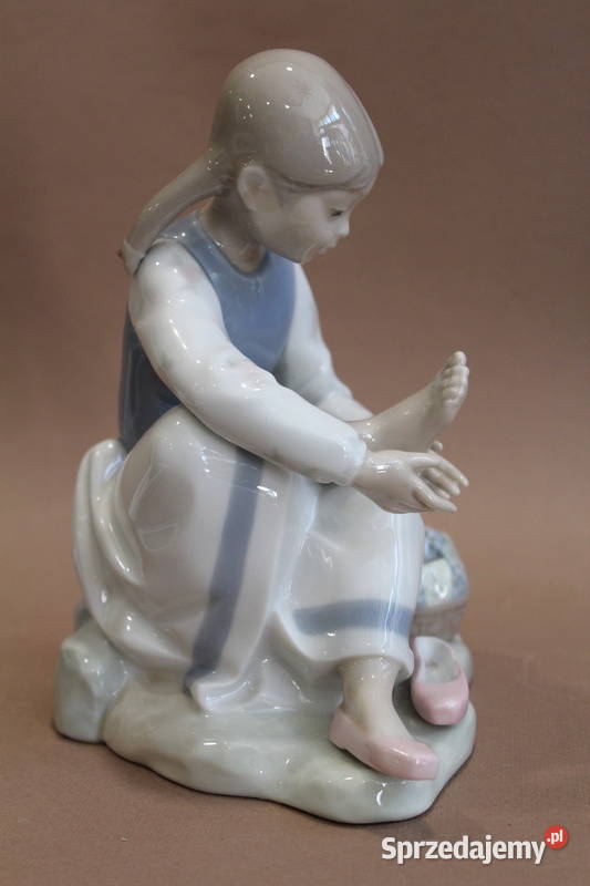 Figurka NAO Lladro dziewczynka zakładająca but Szczecin