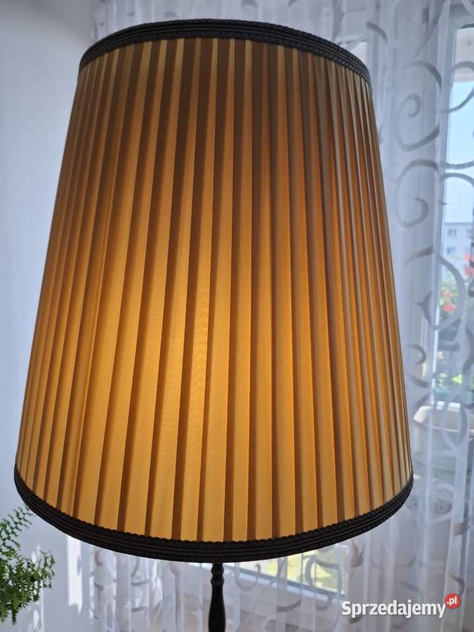 Lampa stojąca z żółtym abażurem Lublin