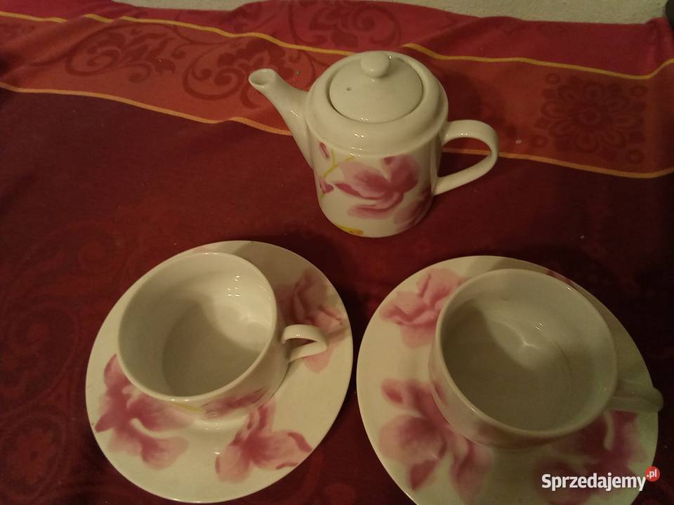 Zestaw porcelany do herbaty z motywem kwiatowym