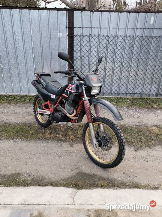Yamaha XT600 na chodzie z papierami do benzyna Halinów