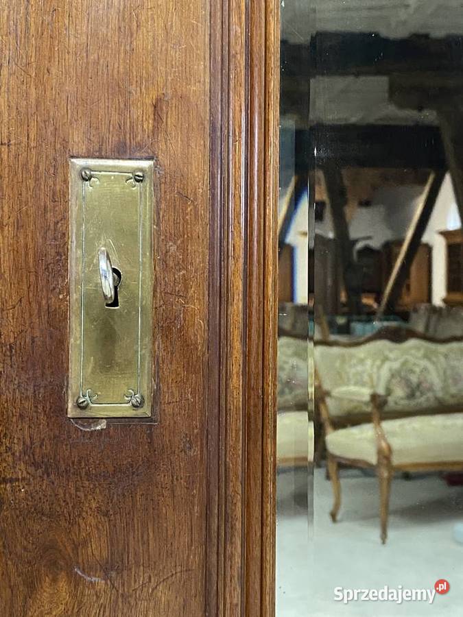 Szafa w stylu klasycznym z fazowanym lustrem Budno