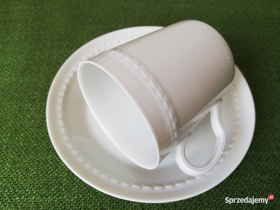 Biała filiżanka z podstawką sygnowana Ropa