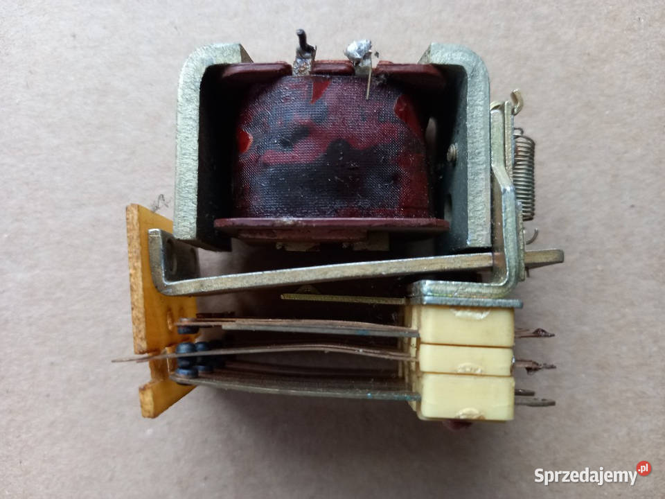 Przekaźnik elektromagnetyczny z czasów PRL