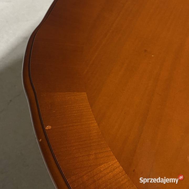 Intarsjowany wiśniowy stolik kawowy owalny