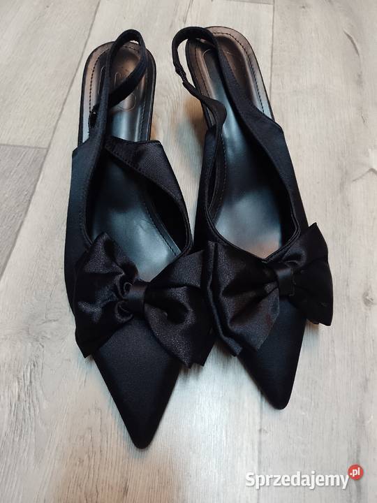 43 Czarne czółenka wieczorowe z odkrytą piętą