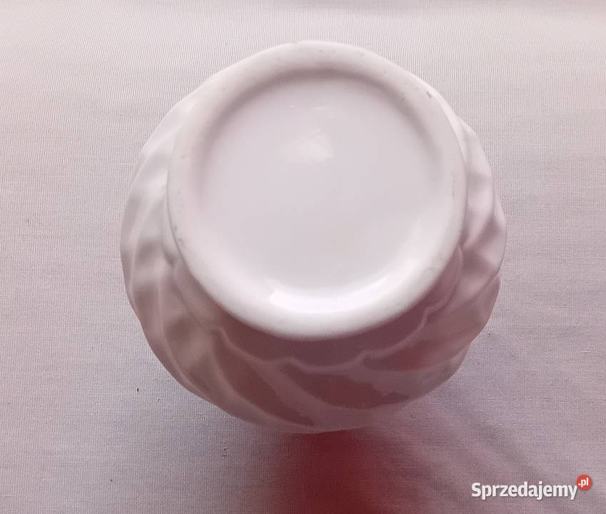 Kenelowany wazonik porcelanowy z biskwitowym Koźminek