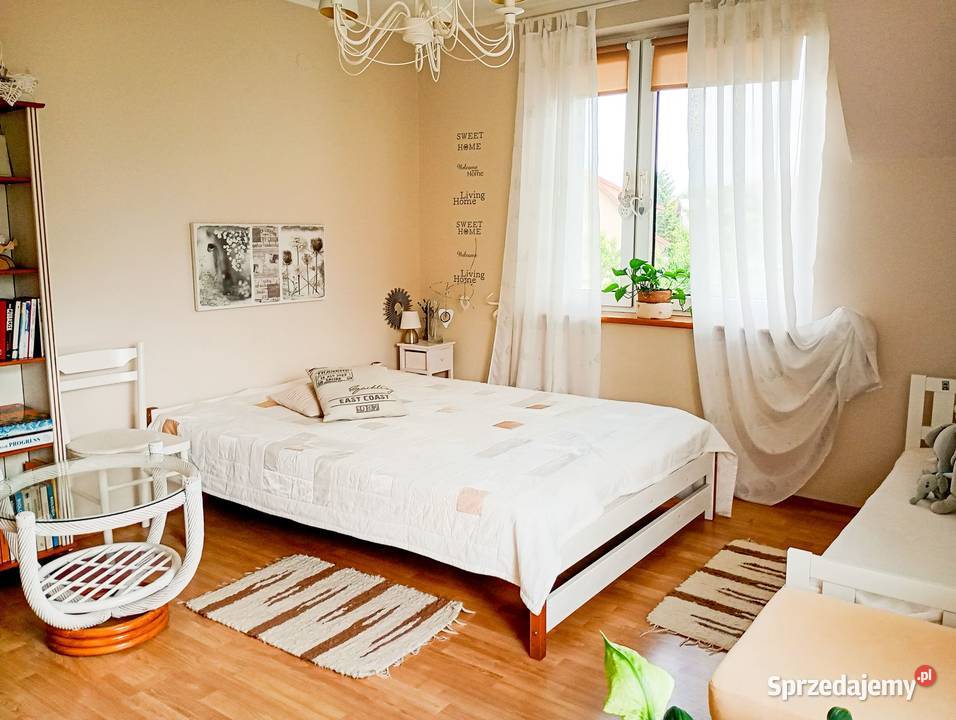 Dom wolnostojący o powierzchni 160m2 2 garaże