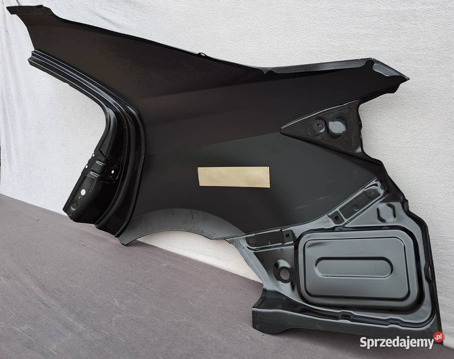 Błotnik tylny prawy Toyota Corolla E16 Sedan osobowe