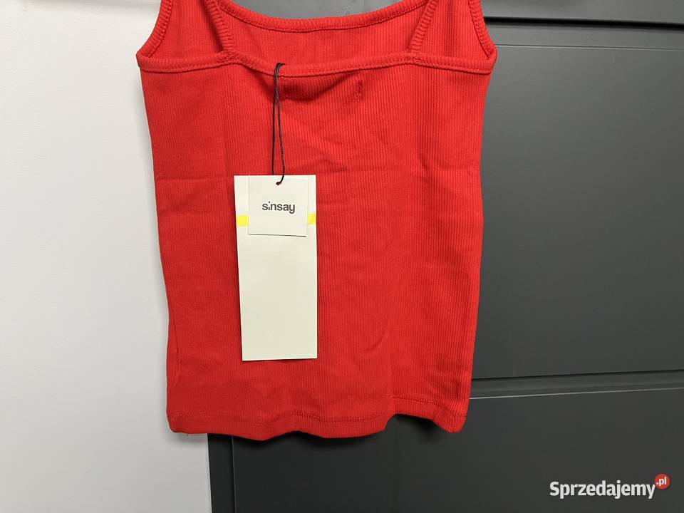 czerwony top na ramiączkach z napisem Toruń